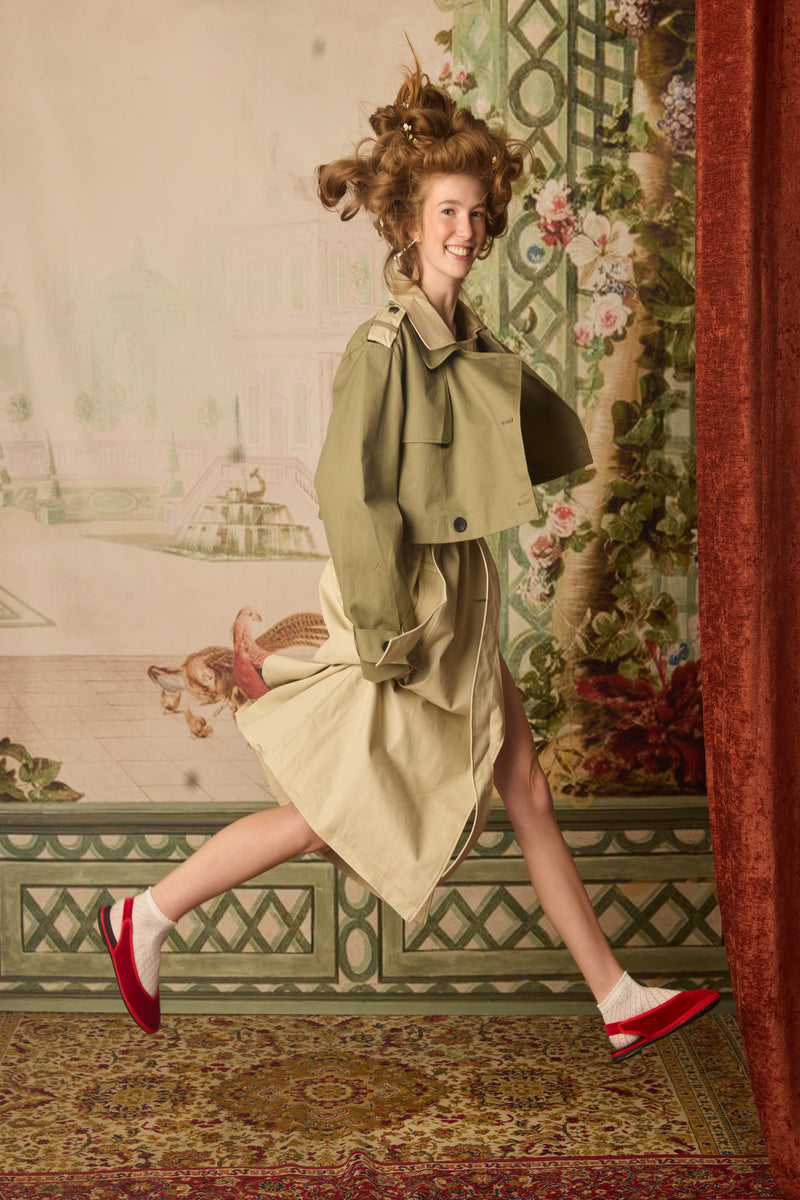 نارنيا الأحمر مع حواف حمراء