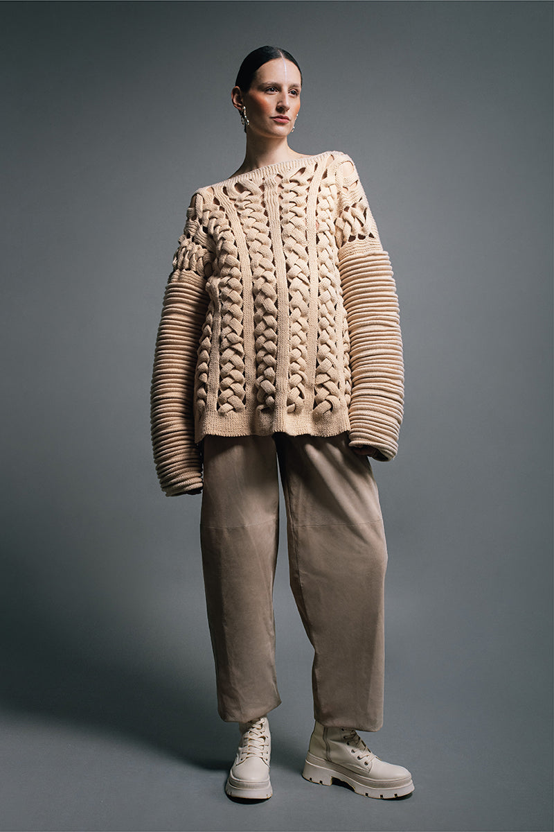 Ivory flat braided knitted sweater with accordion sleeves by MAZ Manuela Álvarez, close-up of textured knit and stylish sleeve design.