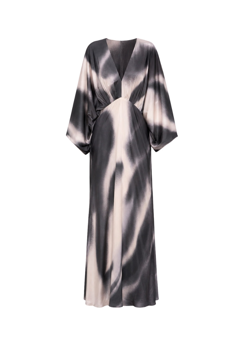 Tinta Latina Floresta black print maxi dress with flowing fabric and bohemian style, perfect for summer or casual occasions.
