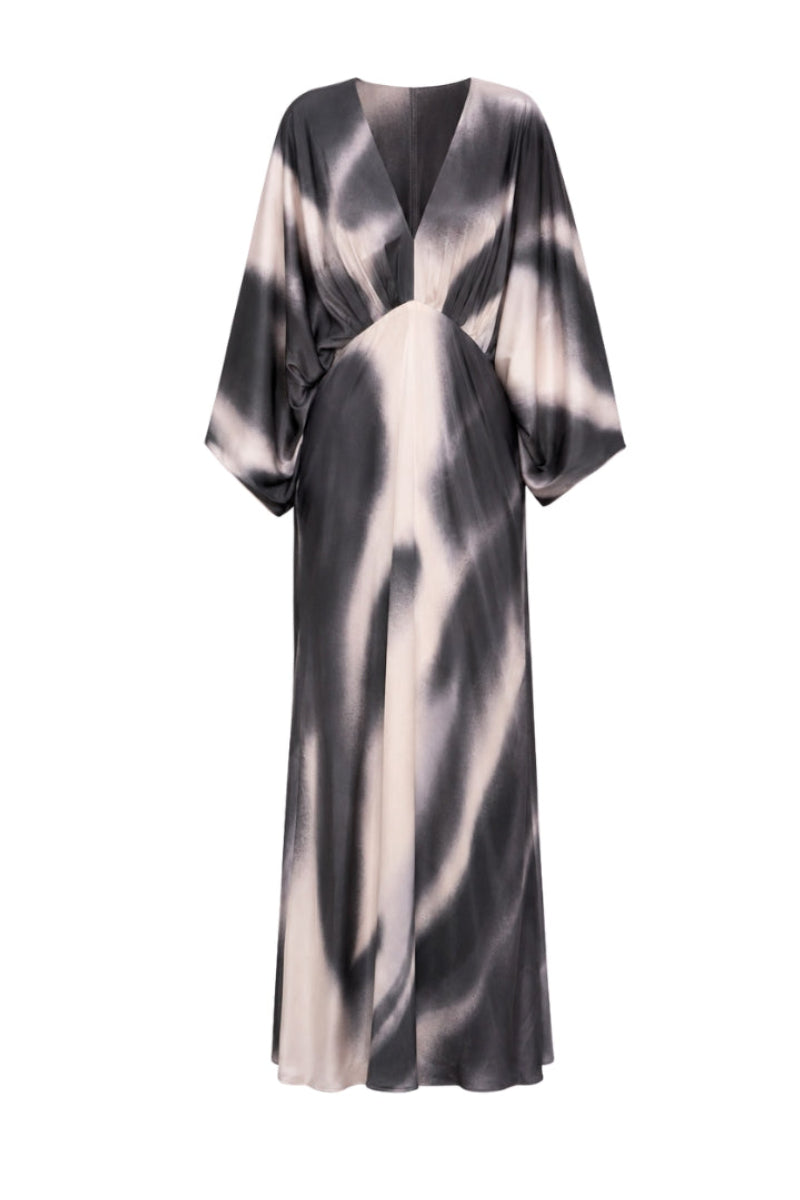 Tinta Latina Floresta black print maxi dress with flowing fabric and bohemian style, perfect for summer or casual occasions.