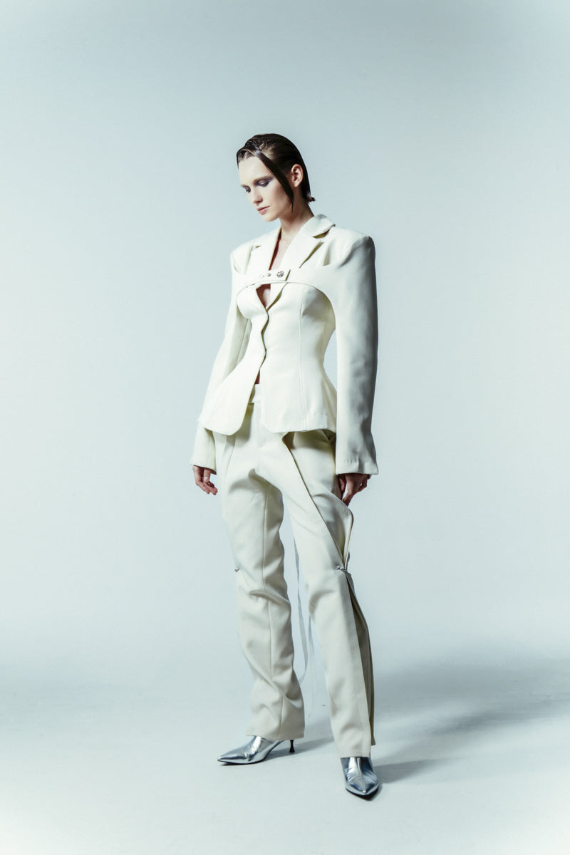 TAILORED EGGSHELL SUIT JACKET WITH STRUCTURED SLEEVE - CULT MIA