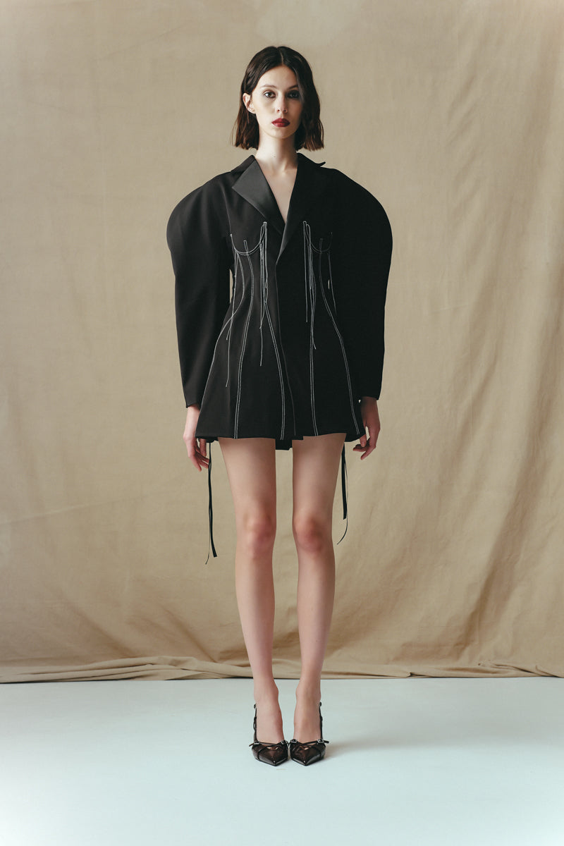 فستان بدلة بصف أزرار واحد مع مشدّ