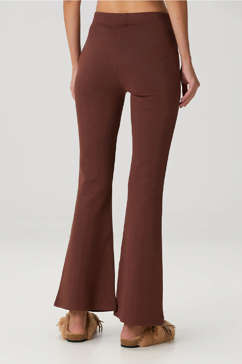 Brown flare sweatpants from Bassigue with a relaxed fit, featuring a high waist and wide-leg design.