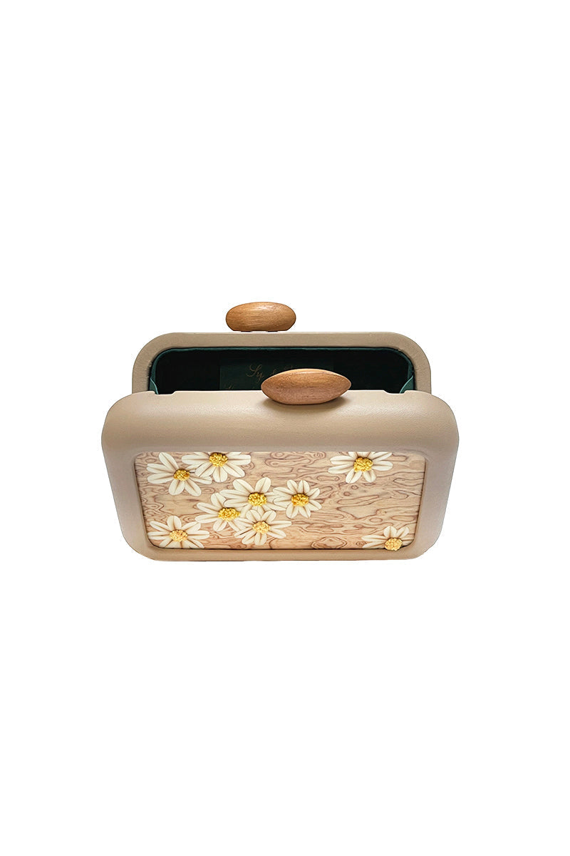 Beige Folhata Daisy embroidery clutch bag by Sy&Vie with floral embroidery and elegant design for women.