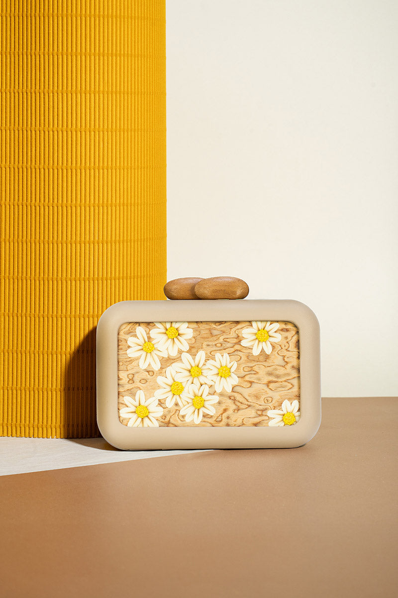 Beige Folhata Daisy embroidery clutch bag by Sy&Vie with floral embroidery and a sleek, compact design for elegant occasions.