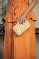 Beige Folhata Daisy embroidery clutch bag by Sy&Vie with floral embroidery and elegant design for stylish occasions.
