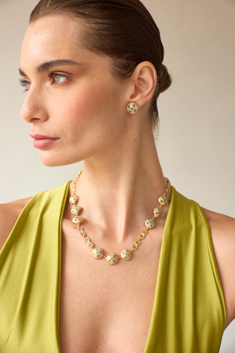 Green gemstone necklace by Álvaro Ávila featuring a delicate chain and elegant pendant design.