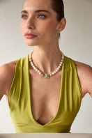 Álvaro Ávila Sortilegio necklace with green Sopo pendant, featuring intricate design and elegant craftsmanship.
