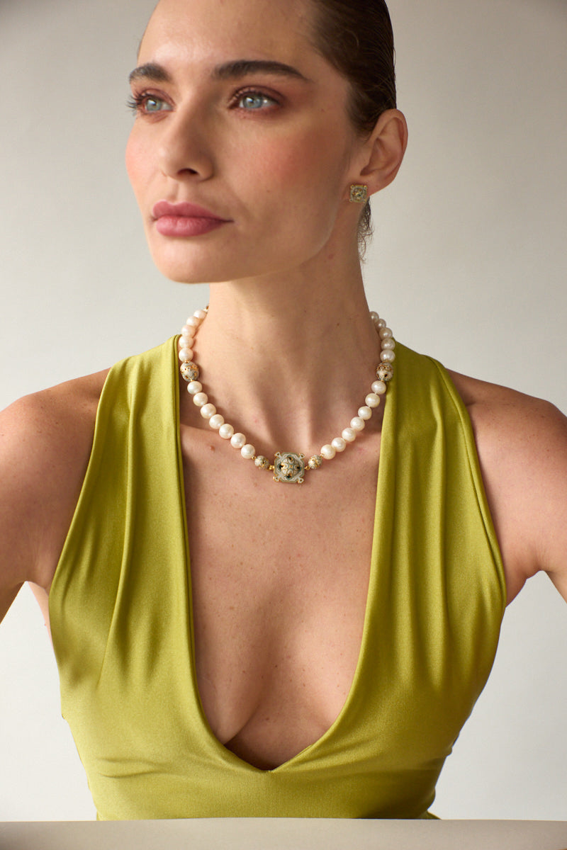 Álvaro Ávila Sortilegio necklace with green Sopo pendant, featuring intricate design and elegant craftsmanship.