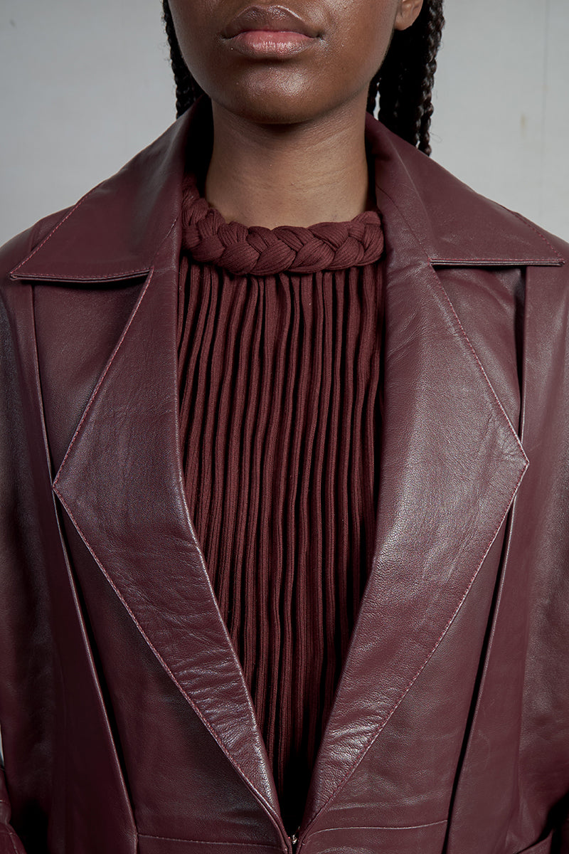Wine red leather blazer by MAZ Manuela Álvarez, tailored fit with lapels, shown on a model.