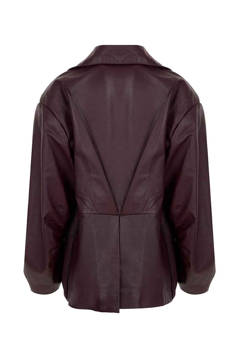 Maz Manuela Álvarez Furrows leather blazer in wine red, showcasing tailored fit and smooth leather texture.