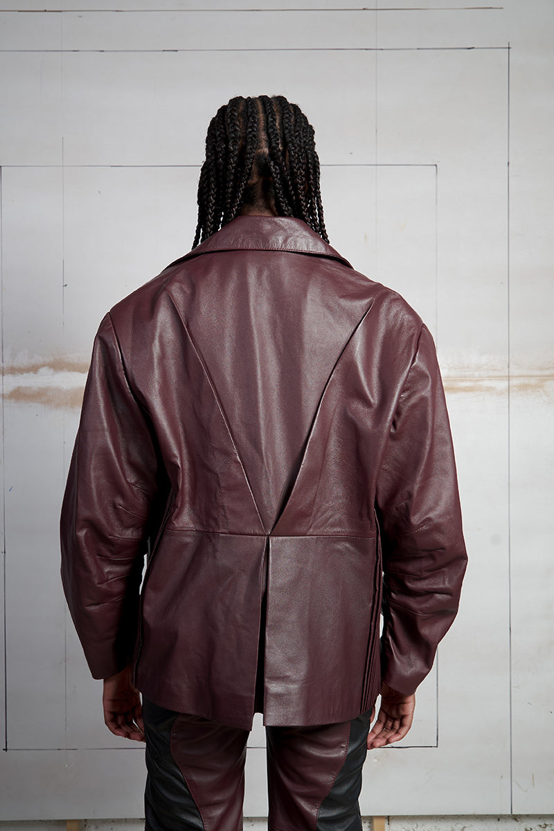 Wine red leather blazer by MAZ Manuela Álvarez, tailored fit with lapel collar and front buttons, stylish for sophisticated looks.