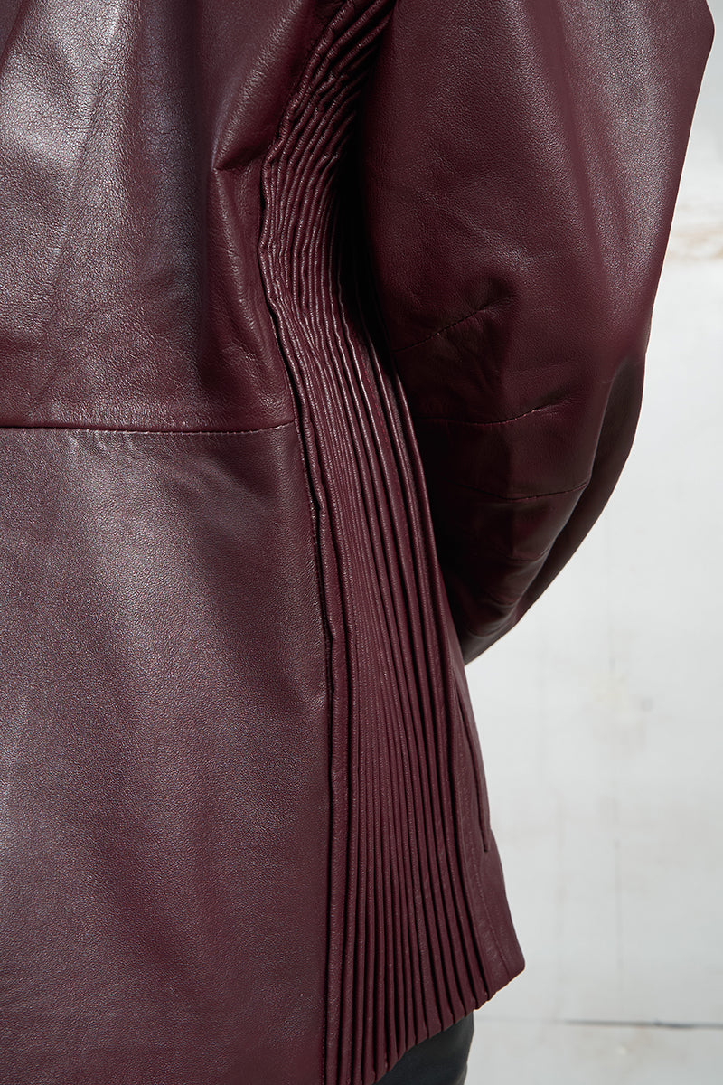 Wine red leather blazer by MAZ Manuela Álvarez featuring tailored fit and stylish lapels, perfect for smart casual wear.