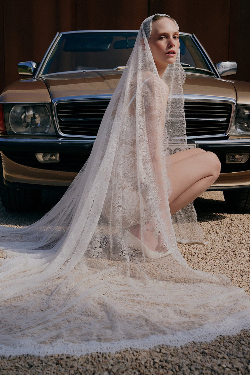 Gigii's DE LEDDA VEIL hair accessory featuring delicate lace and intricate design, suitable for elegant hairstyles.
