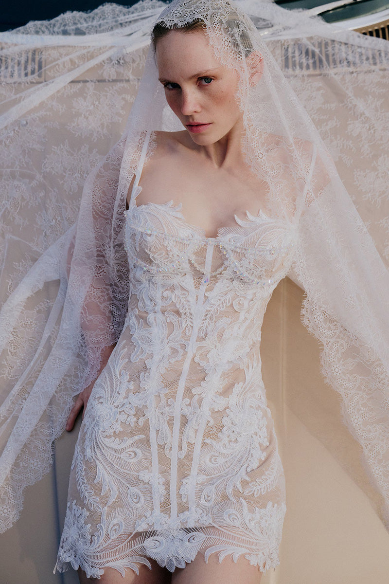 Gigii's DE LEDDA veil hair accessory featuring delicate lace and floral details, perfect for special occasions and elegant styling.