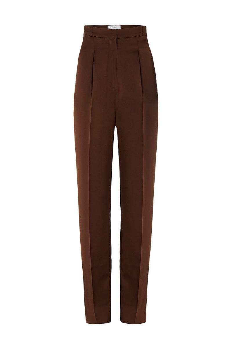Studio NK Grace brown pants, stylish and comfortable trousers with a relaxed fit, shown on a model.