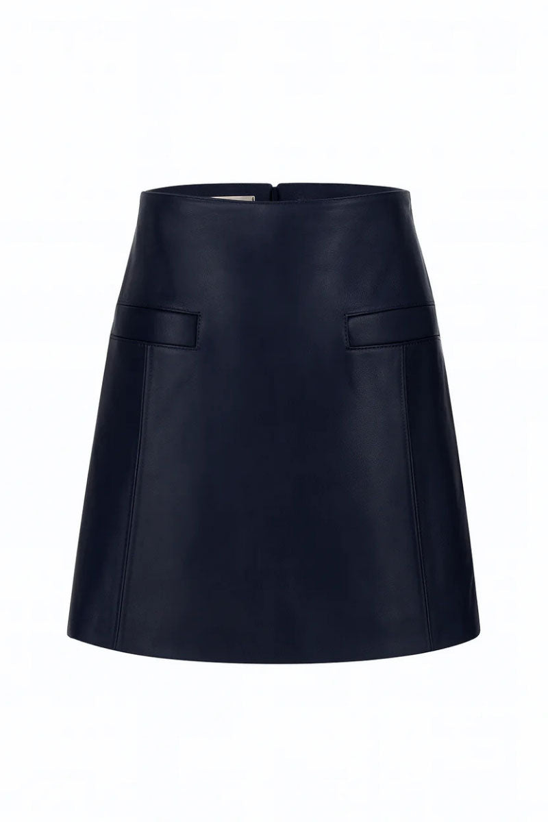 Navy blue ZUT Gavea mini skirt with a fitted waist and stylish design, shown on a model on a plain background.