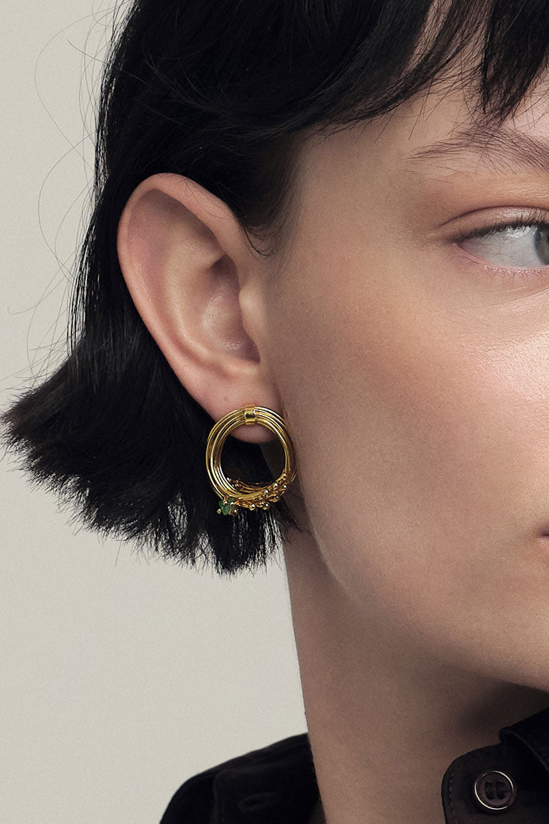 Elegant gold earrings with geometric emerald accents by Fenomena, showcasing a modern and stylish jewelry design.