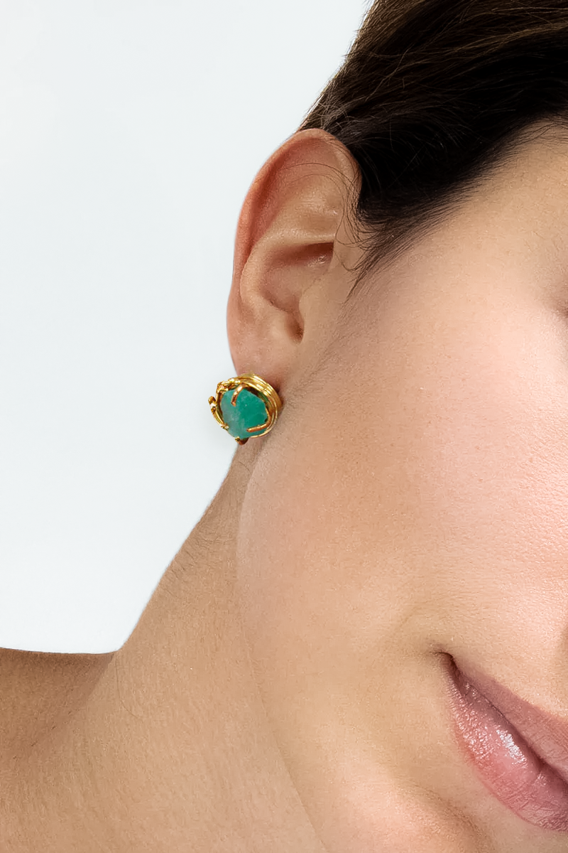 Gold GEO-MINI earrings by Fenomena featuring sleek geometric design, small size, and minimalist style.