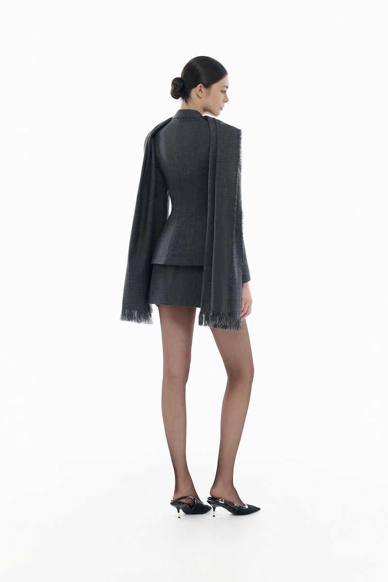 Gray single-breasted blazer by Montsand paired with skirt, shown on a model, stylish and tailored for a polished look.