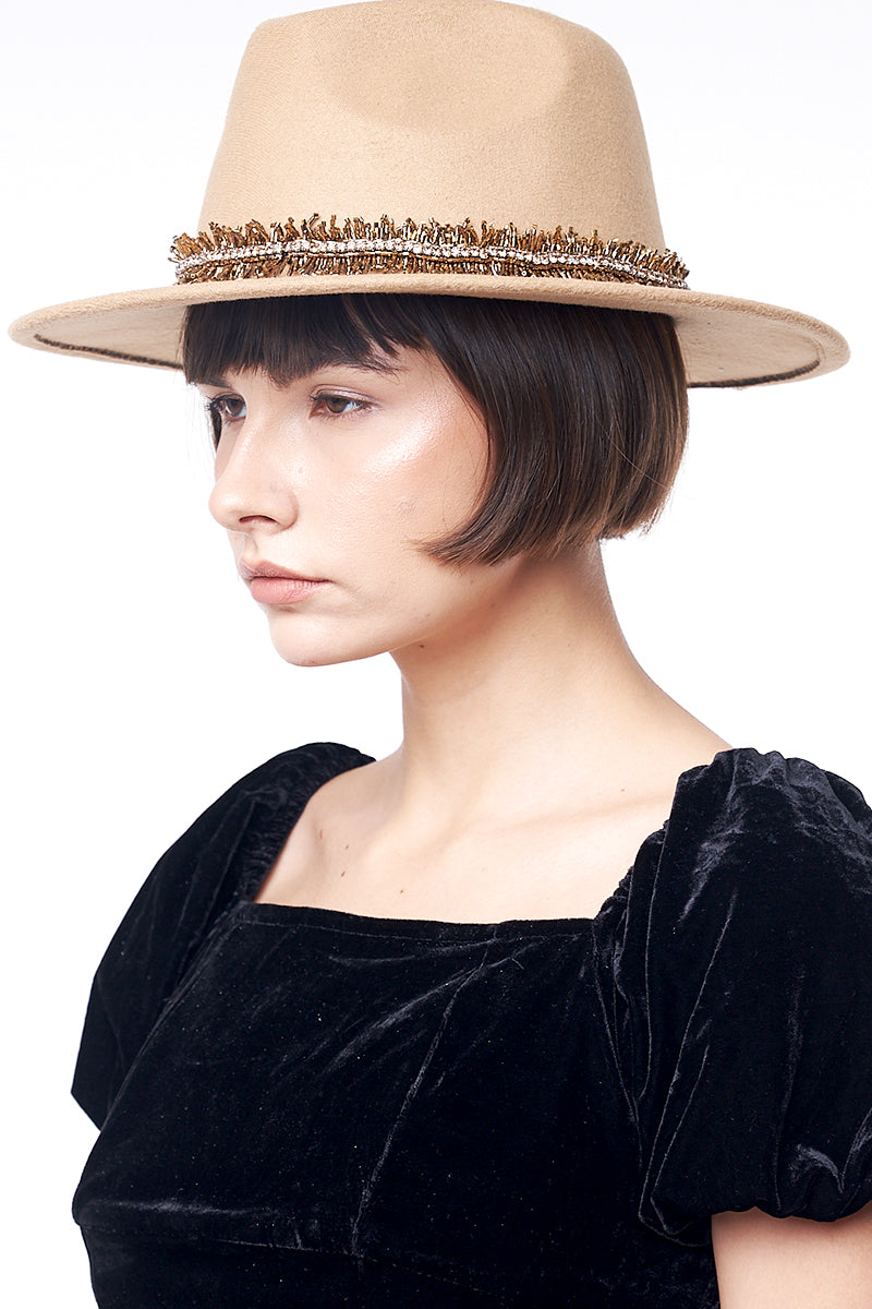 GOLD FEATHER HAT IN BROWN - CULT MIA