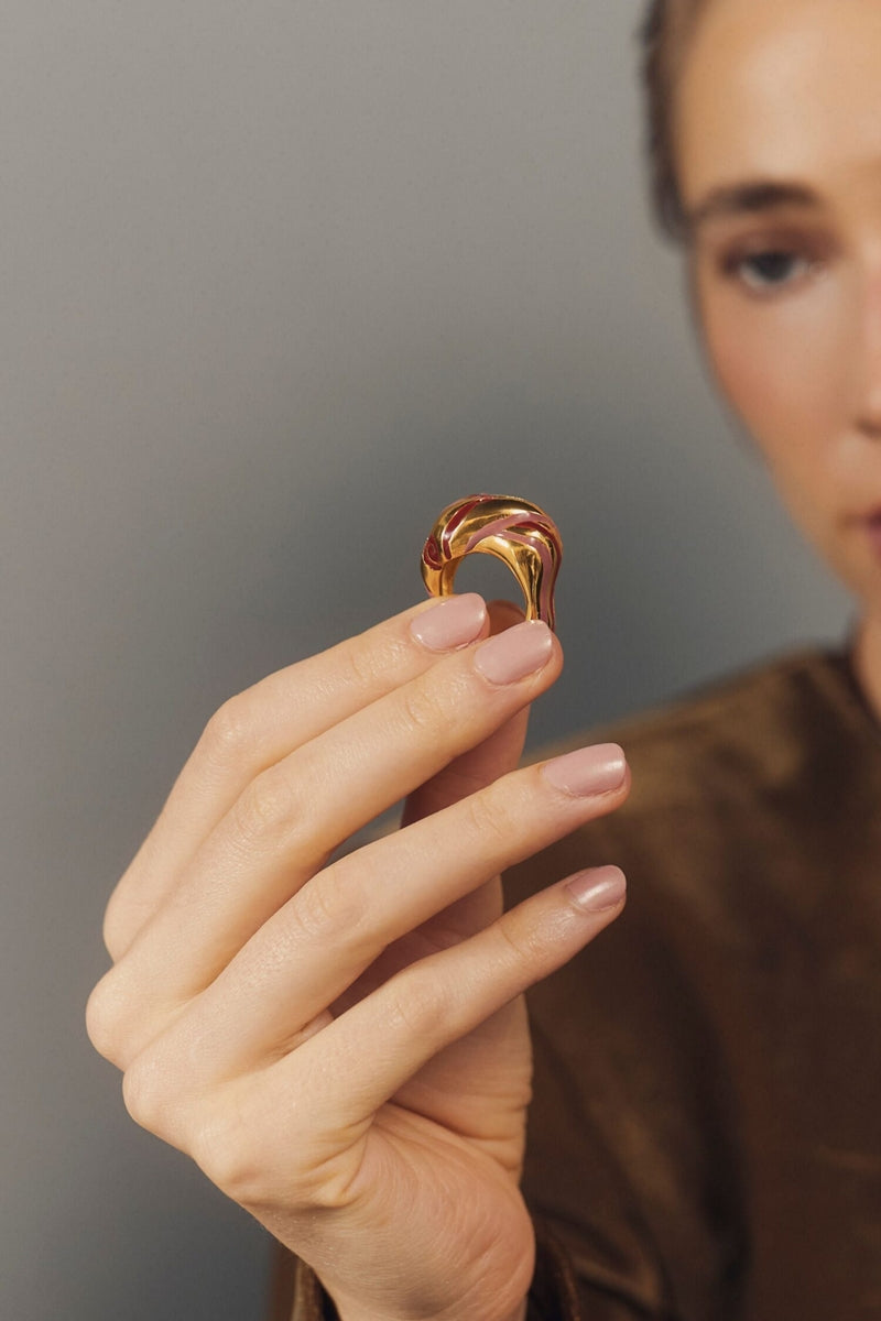 Sara & Flora terracotta heirloom espiral ring with a unique, handcrafted spiral design in warm terracotta color.