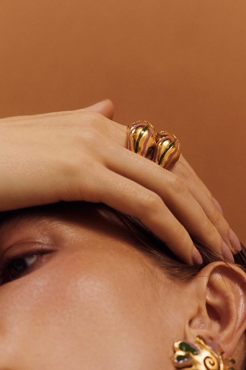Sara & Flora green heirloom Espiral ring, close-up of the detailed spiral design on a silver band.