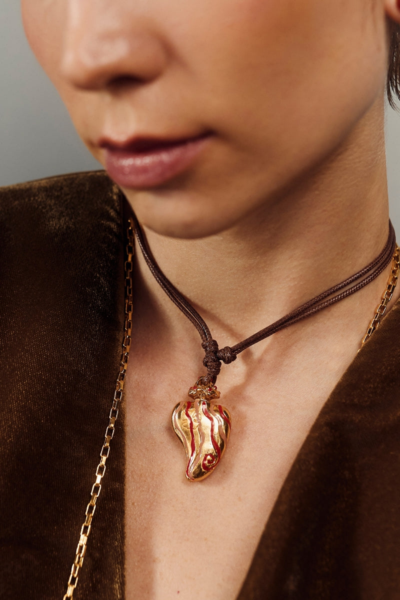 Sara & Flora terracotta perfume necklace featuring a small, round terracotta pendant on a delicate chain, stylish and elegant accessory.