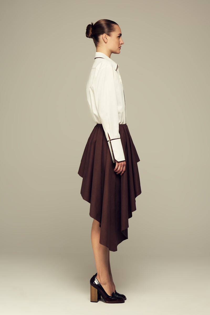 White boyfriend shirt from IKINITA, featuring a relaxed fit and classic collar, displayed on a hanger.