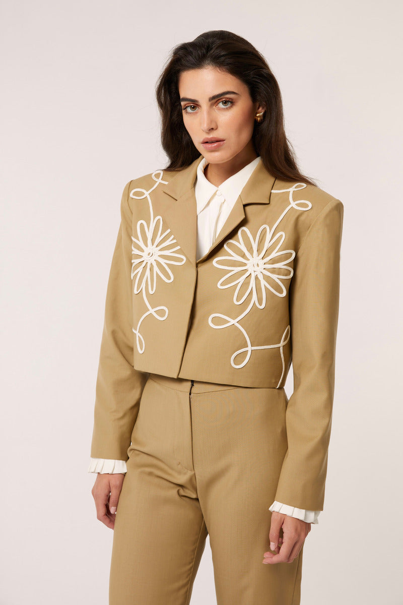 Señorita beige Lara blazer jacket, stylish tailored blazer with lapels and long sleeves, front button closure, on a white background.