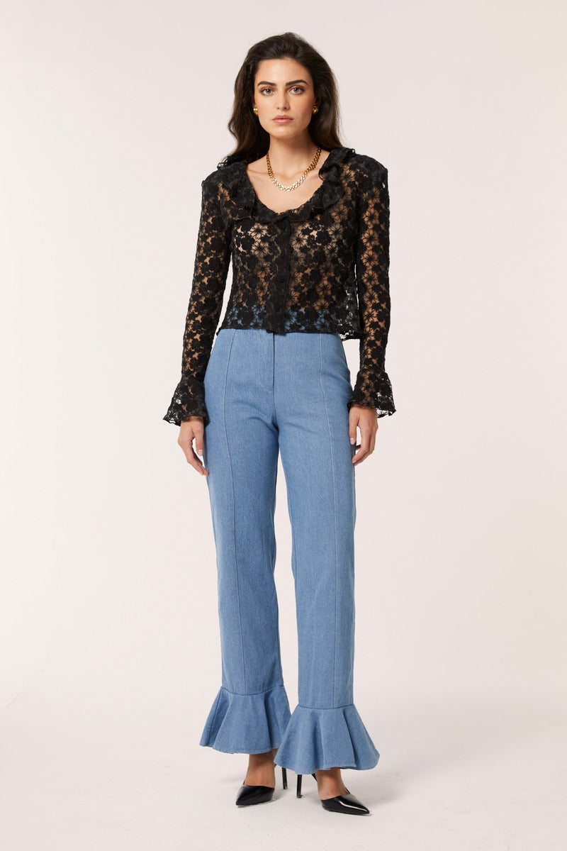 Black Señorita Lucia blouse, stylish shirt with a relaxed fit, featuring long sleeves and elegant design.