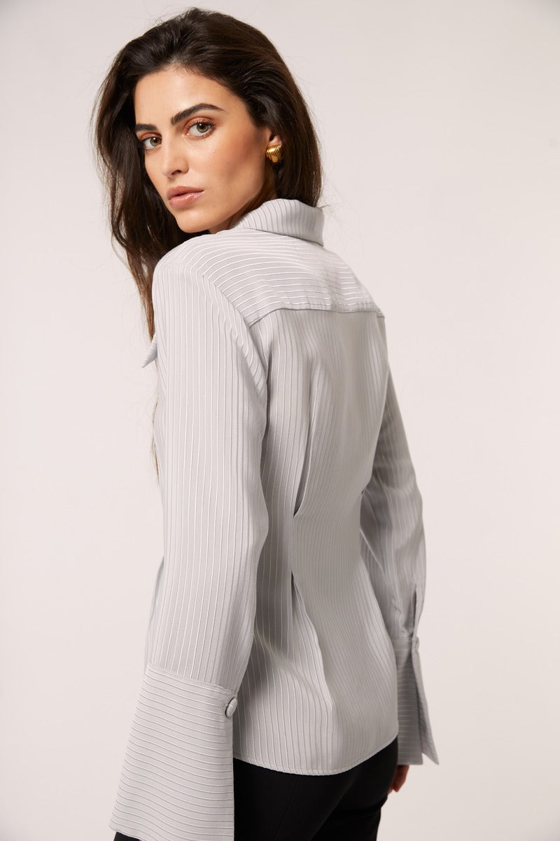 Señorita Alba gray blouse, stylish shirt with a relaxed fit and long sleeves, displayed on a neutral background.