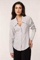 Señorita Alba gray blouse, stylish shirt with a relaxed fit and soft fabric, displayed on a hanger against a neutral background.