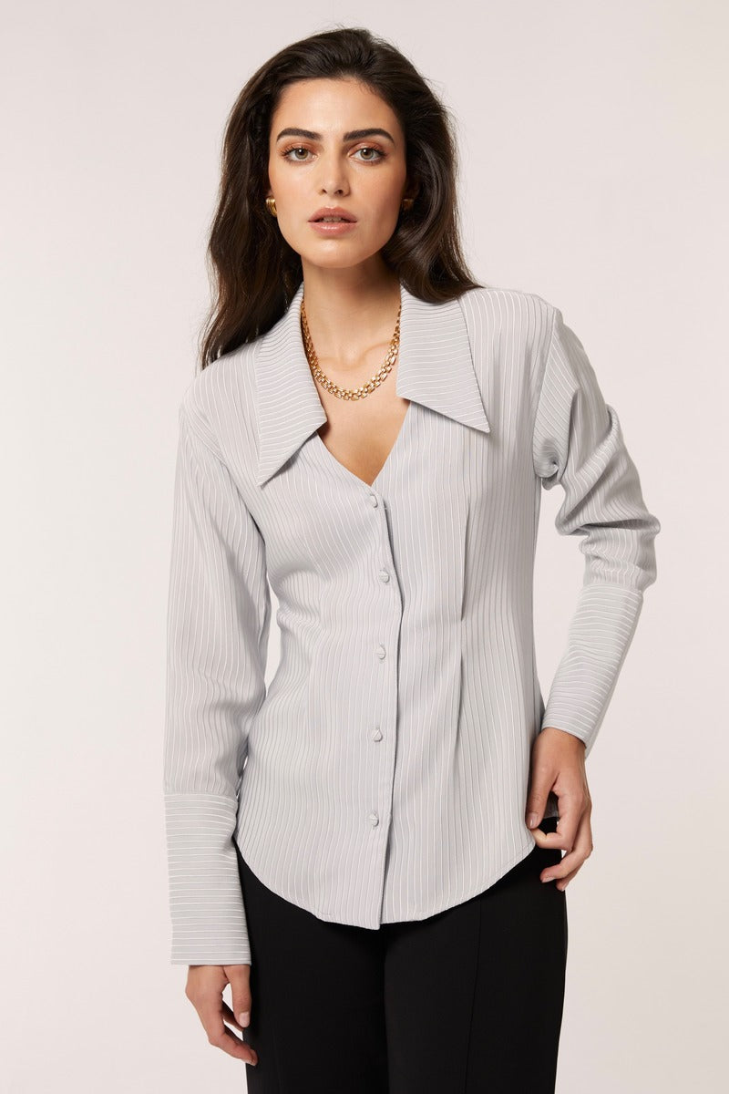 Señorita Alba gray blouse, stylish shirt with a relaxed fit and soft fabric, displayed on a hanger against a neutral background.