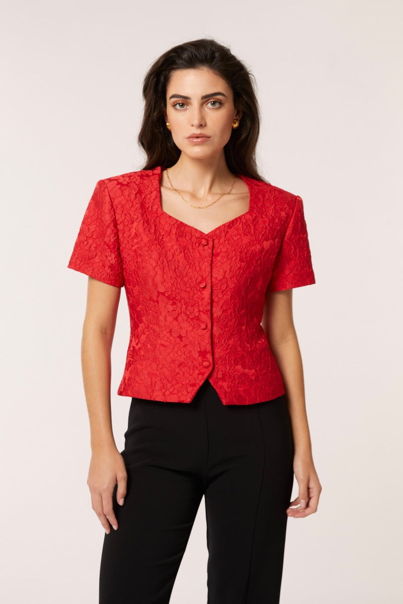 Señorita Aurora top in vibrant red, stylish sleeveless blouse with a fitted design, showcased on a neutral background.