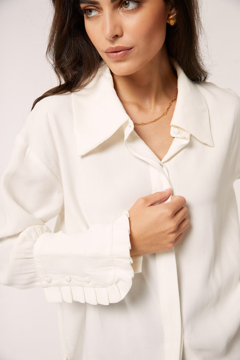 Señorita Antonia white blouse, stylish shirt with long sleeves and button-up front, perfect for casual or professional wear.