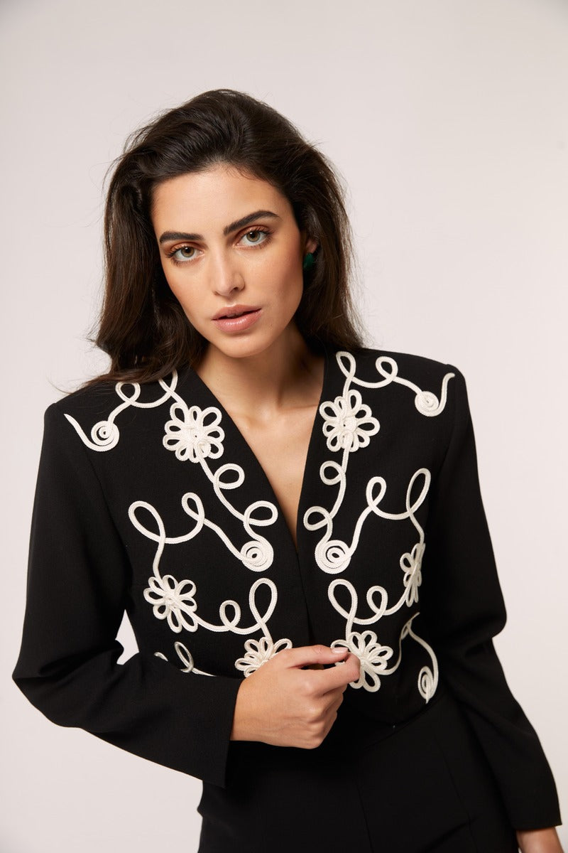 Señorita Maria blazer in black and white, tailored blazer with a stylish pattern, displayed on a plain background.