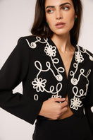 Señorita Maria blazer in black and white, tailored jacket with a modern fit, shown on a model.