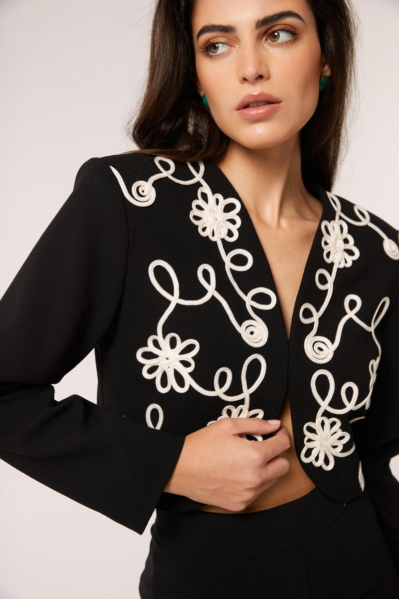 Señorita Maria blazer in black and white, tailored jacket with a modern fit, shown on a model.