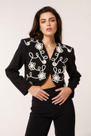 Señorita Maria blazer in black and white, tailored blazer with a sleek design, shown on a model.