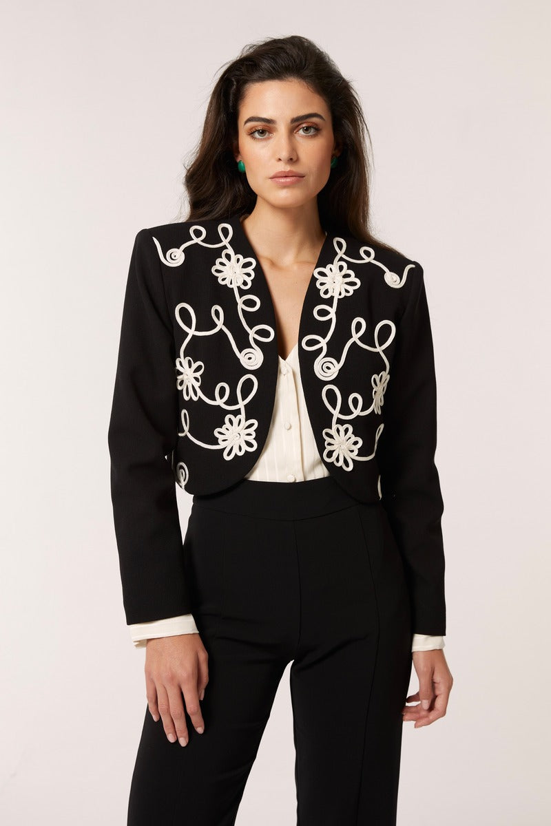 Señorita Maria blazer in black and white, stylish tailored jacket with a classic fit and elegant design, shown on a model.