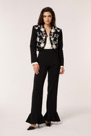 Señorita Maria blazer in black and white, stylish tailored blazer with a fitted silhouette, displayed on a model.