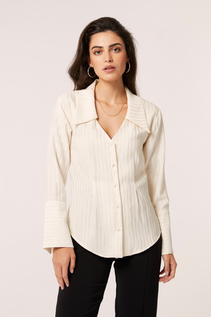 Señorita Alba ivory blouse, stylish shirt with elegant design and soft fabric, displayed on a hanger.