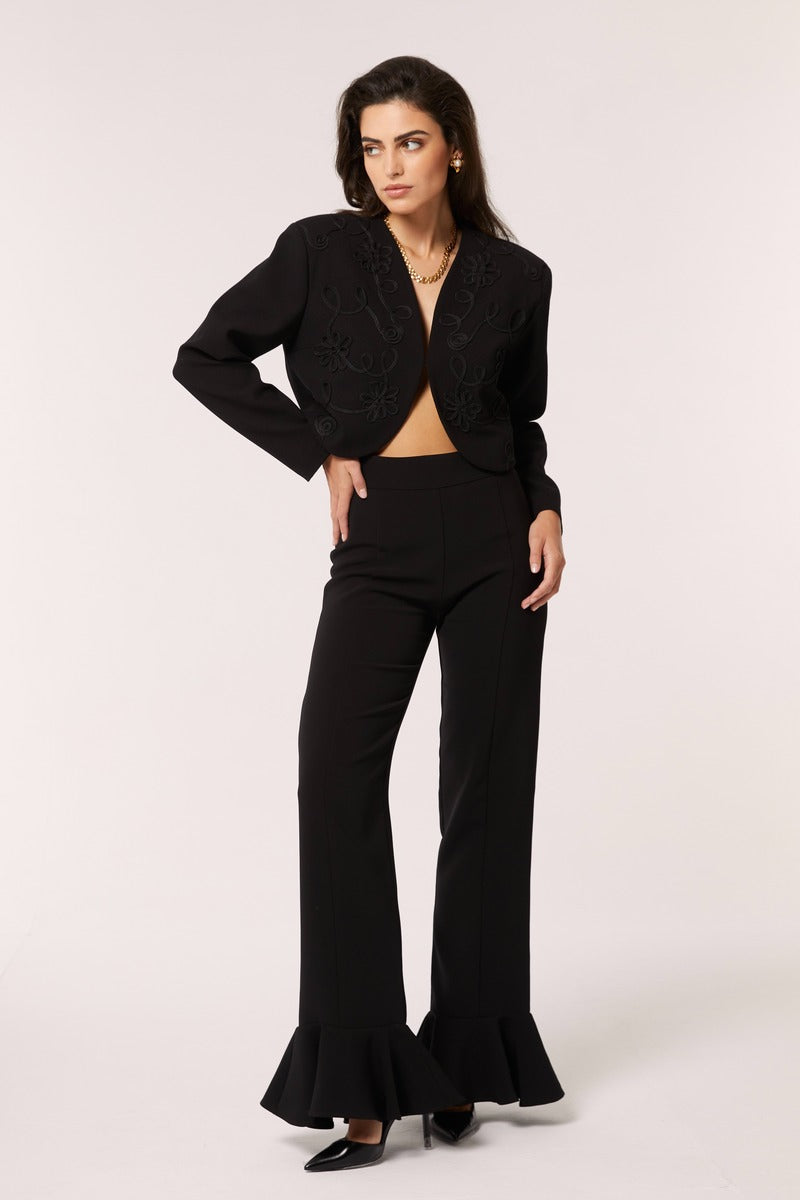 Señorita Eugenia black pants with a relaxed fit, featuring a high waist and tapered legs, displayed on a model.