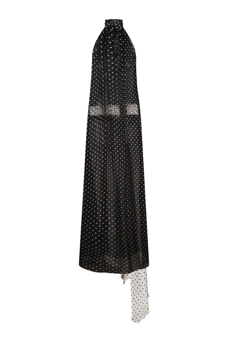 Nué HELOÏSE black gown with elegant design, showcasing flowing fabric and sophisticated style, perfect for formal occasions.