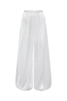 Nué Solange white pants displayed on a model, showcasing a stylish and comfortable fit in a casual fashion style.