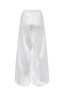 Nué Solange white pants shown on a model, featuring a sleek, tailored fit and smooth fabric for a stylish, modern look.