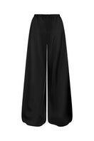 Nué Solange black pants featuring a tailored fit and stylish design, shown on a model.