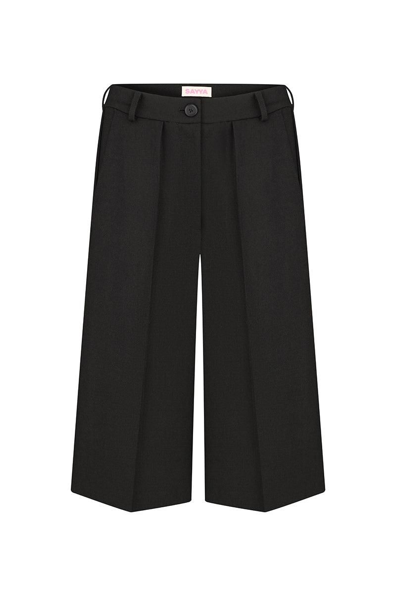 Black Sayya bermud shorts, casual men's shorts with a comfortable fit, shown on a model in a relaxed outdoor setting.