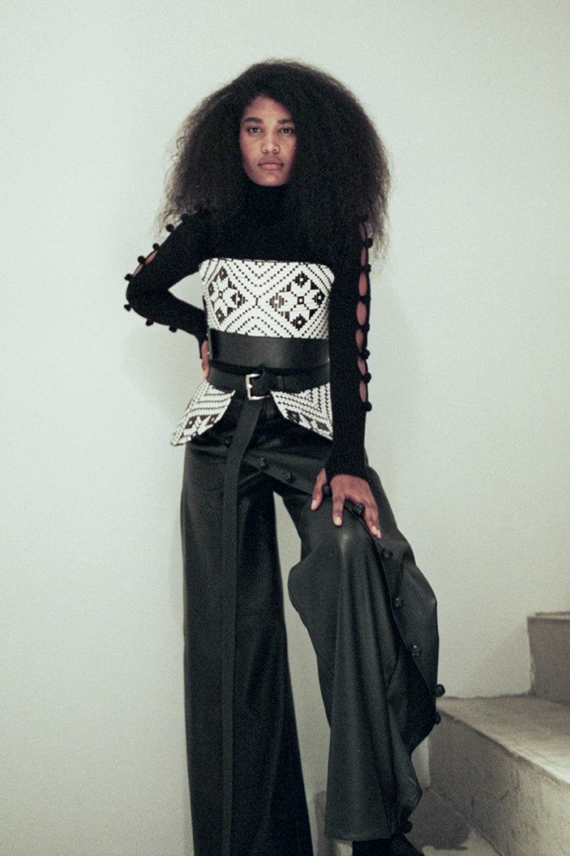 Maz Manuela Álvarez INTRECCIATTO top in ivory and black leather, stylish women's leather top with woven design.